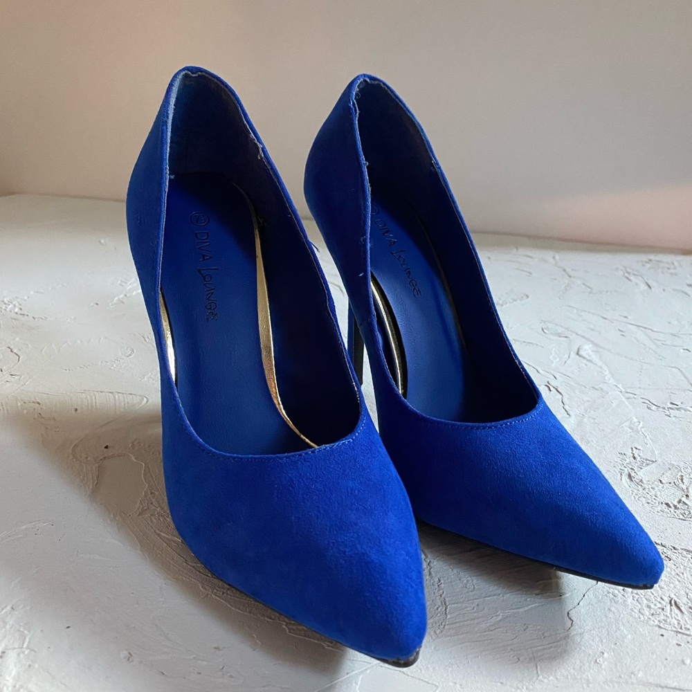 Blue pumps, never worn US 7, heel 4” Suede